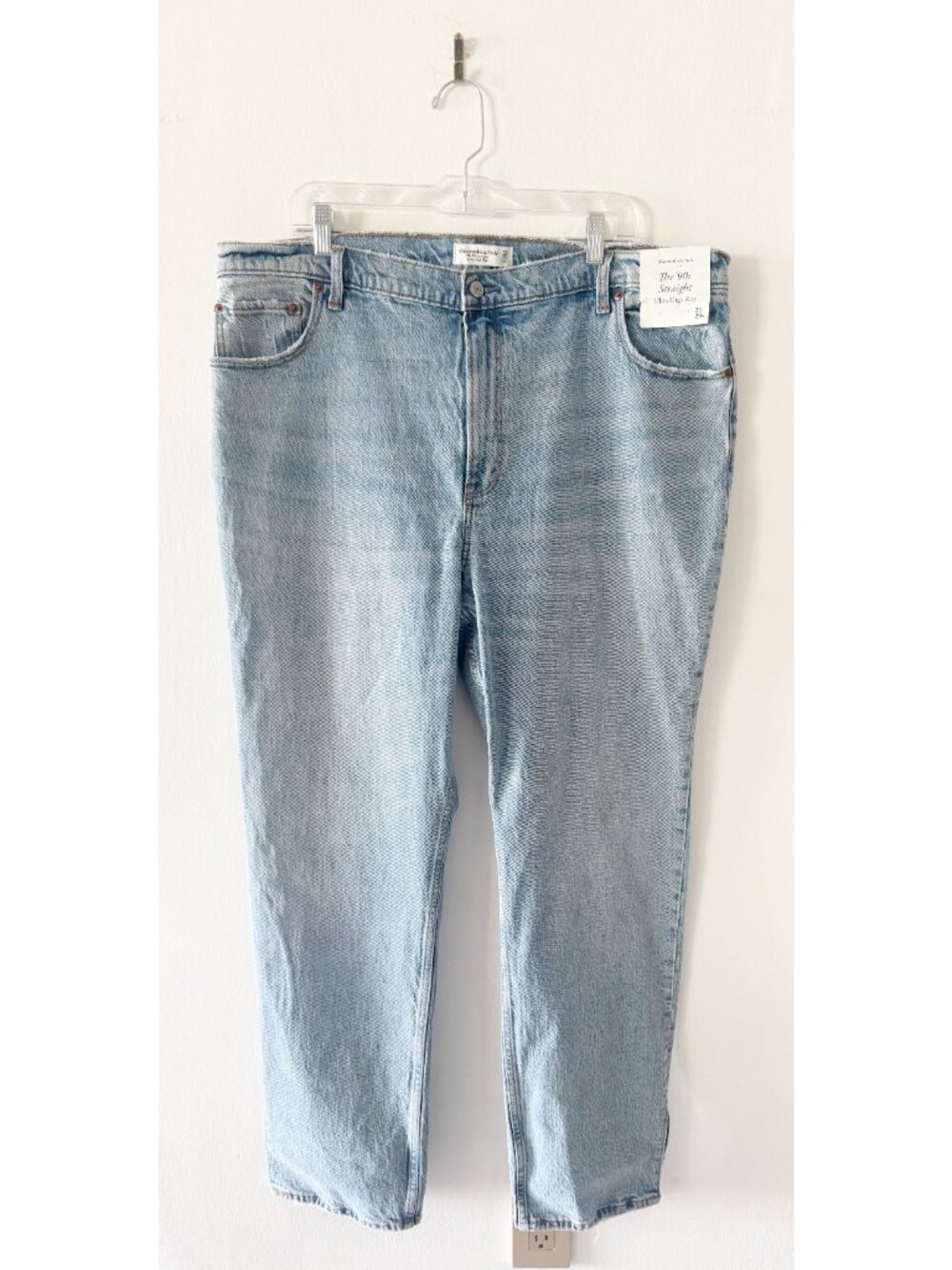 NEW Abercrombie Ultra High Rise 90s Straight Jeans Light Wash with Vent Size 35